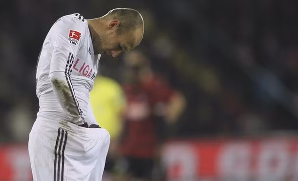 Tìm gì đấy Robben? Tìm gì đấy Robben?