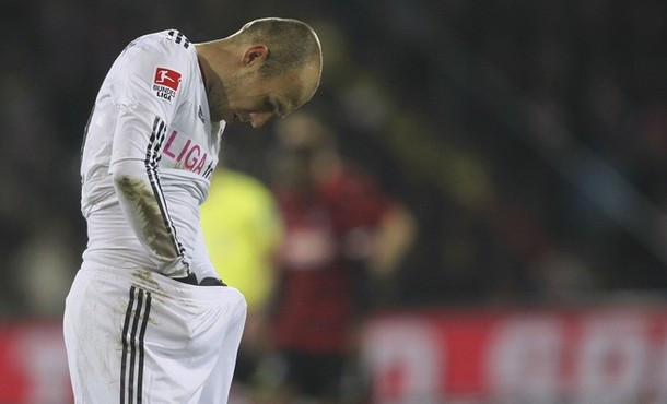 Tìm gì đấy Robben? Tìm gì đấy Robben?