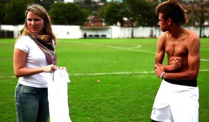 Mặc kệ trời lạnh, Neymar cởi trần lấy le với người đẹp Mặc kệ trời lạnh, Neymar cởi trần lấy le với người đẹp