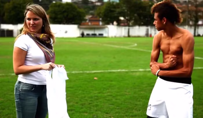 Mặc kệ trời lạnh, Neymar cởi trần lấy le với người đẹp Mặc kệ trời lạnh, Neymar cởi trần lấy le với người đẹp