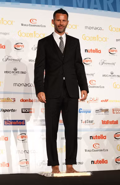 Chụp phần trên nên Giggs không cần chỉnh trang phần dưới! Chụp phần trên nên Giggs không cần chỉnh trang phần dưới!