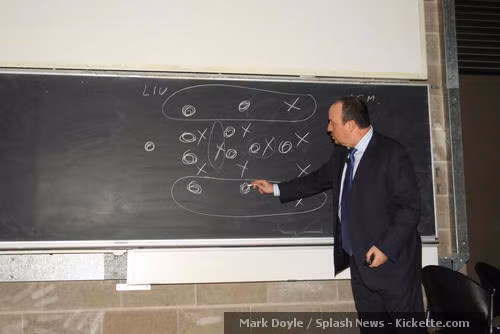 Rafa Benitez trổ lại chơi... cờ ca-ro? Rafa Benitez trổ lại chơi... cờ ca-ro?