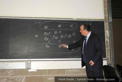 Rafa Benitez trổ lại chơi... cờ ca-ro? Rafa Benitez trổ lại chơi... cờ ca-ro?