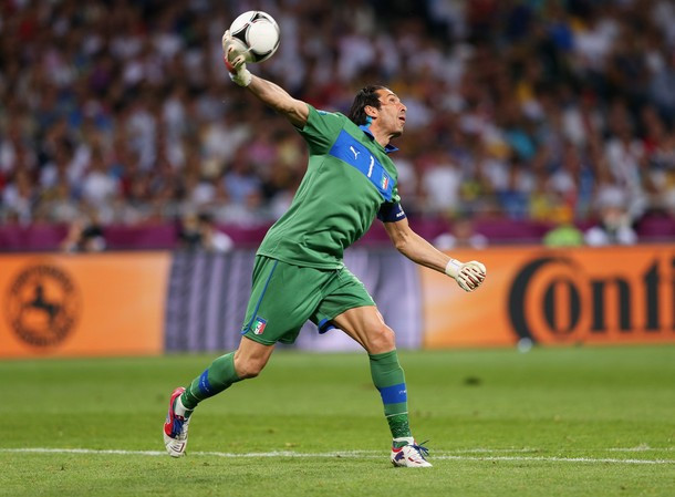 Thủ môn: Buffon (Italia) Chơi cực kỳ kín kẽ, đồng thời cản phá cú đá penalty của Ashley Cole giúp Italia ghi tên vào bán kết. Không ai xuất sắc hơn thủ thành này. Thủ môn: Buffon (Italia) Chơi cực kỳ kín kẽ, đồng thời cản phá cú đá penalty của Ashley Cole giúp Italia ghi tên vào bán kết. Không ai xuất sắc hơn thủ thành này.