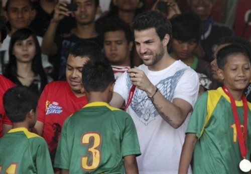 Sau đó Fabregas đến dự một trận đấu của lứa tuổi thiếu nhi của Indonesia Sau đó Fabregas đến dự một trận đấu của lứa tuổi thiếu nhi của Indonesia