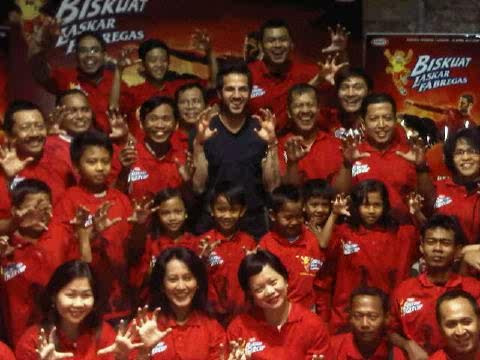 NHM xứ vạn đảo như sôi sục vì sự xuất hiện của Fabregas NHM xứ vạn đảo như sôi sục vì sự xuất hiện của Fabregas