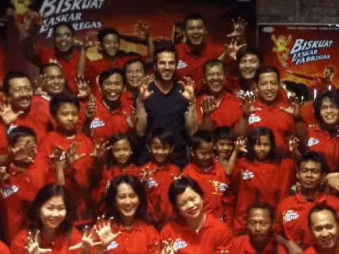 NHM xứ vạn đảo như sôi sục vì sự xuất hiện của Fabregas