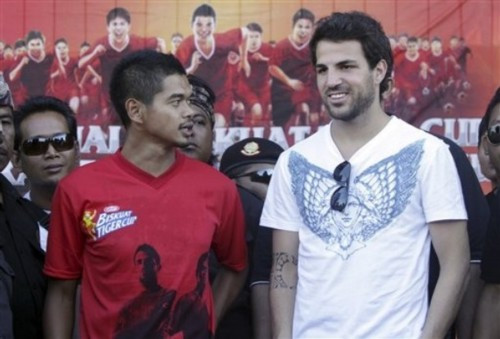 Bên cạnh nhà vô địch EURO 2012 là chân sút Bambang Pamungkas của ĐT Indonesia Bên cạnh nhà vô địch EURO 2012 là chân sút Bambang Pamungkas của ĐT Indonesia