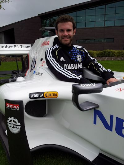 Mata thích thú thử cảm giác ngồi xe F1 Mata thích thú thử cảm giác ngồi xe F1