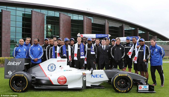 Cả ê kíp BHL và các cầu thủ chụp ảnh lưu niệm cùng đối tác mới Cả ê kíp BHL và các cầu thủ chụp ảnh lưu niệm cùng đối tác mới