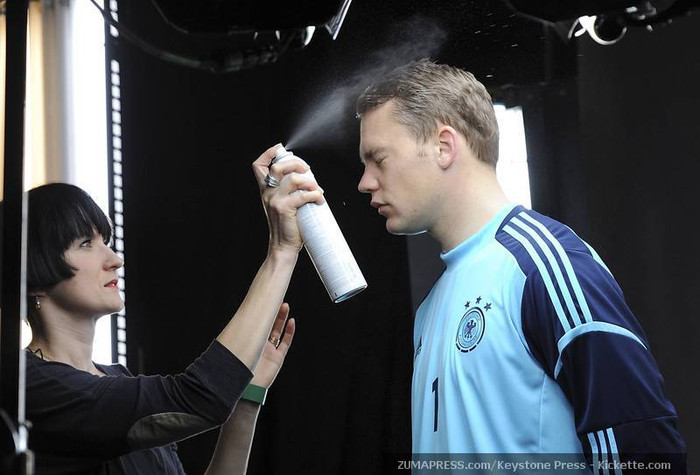 Manuel Neuer bảnh bao trước giờ diễn quảng cáo Manuel Neuer bảnh bao trước giờ diễn quảng cáo