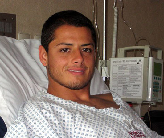 Chicharito trông già đi mấy tuổi khi ở trong phòng điều trị Chicharito trông già đi mấy tuổi khi ở trong phòng điều trị