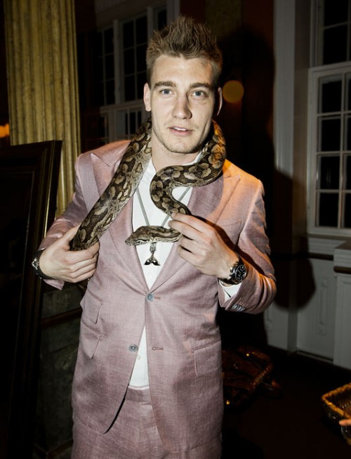 Bendtner khoe sự dũng cảm bằng việc lấy một con trăn nhỏ làm... khăn quàng cổ Bendtner khoe sự dũng cảm bằng việc lấy một con trăn nhỏ làm... khăn quàng cổ