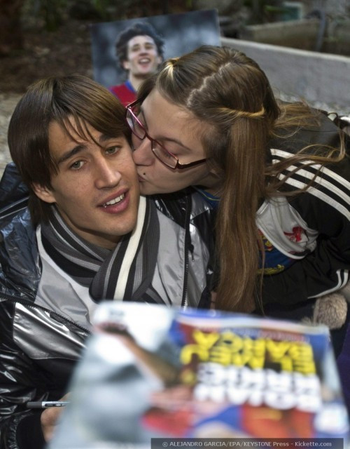 Bojan ngượng ngịu khi được 1 fan nữ hôn trộm Bojan ngượng ngịu khi được 1 fan nữ hôn trộm