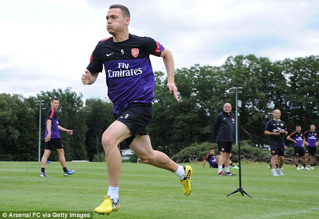 Như Alex Song hay Vermaelen