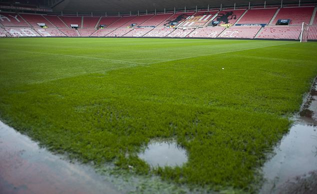 Đây là điều hiếm thấy ở nước Anh bởi các mặt sân được thiết kế hệ thống thoát nước rất tốt Đây là điều hiếm thấy ở nước Anh bởi các mặt sân được thiết kế hệ thống thoát nước rất tốt