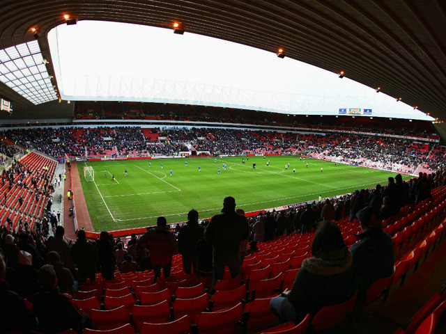 Các khán giả đành phải đội mưa ra về Các khán giả đành phải đội mưa ra về