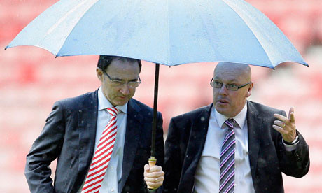 Trước đó, HLV hai đội đã đi khảo sát mặt cỏ và không nói ra thì ai cũng hiểu tất cả đều muốn trận cầu diễn ra theo kế hoạch Trước đó, HLV hai đội đã đi khảo sát mặt cỏ và không nói ra thì ai cũng hiểu tất cả đều muốn trận cầu diễn ra theo kế hoạch