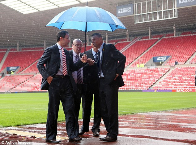 HLV Dermott bên phía Reading cùng Marin O’Neill của Sunderland sau thời gian bàn bạc với các trọng tài đã chấp nhận quyết định hoãn trận đấu HLV Dermott bên phía Reading cùng Marin O’Neill của Sunderland sau thời gian bàn bạc với các trọng tài đã chấp nhận quyết định hoãn trận đấu