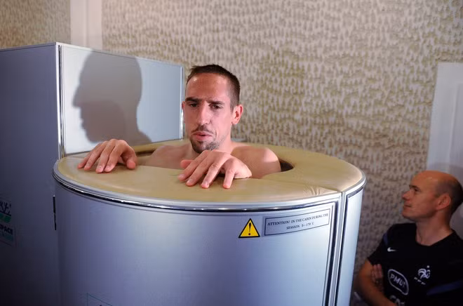 Ribery xông hơi với một chuyên gia sẵn sàng phục vụ bên cạnh