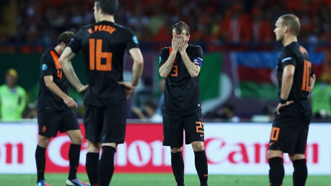 Netherlands (Hà Lan): Đây là đội bóng gây thất vọng nhất tại giải đấu năm nay. Từ vị thế á quân World Cup 2010, họ tụt một mạch xuống trở thành đội đứng bét bảng B với 0 điểm. Netherlands (Hà Lan): Đây là đội bóng gây thất vọng nhất tại giải đấu năm nay. Từ vị thế á quân World Cup 2010, họ tụt một mạch xuống trở thành đội đứng bét bảng B với 0 điểm.