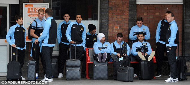 Trong khi những Tevez, Aguero buồn chân buồn tay vì không có việc gì làm khi chờ tàu đến London Trong khi những Tevez, Aguero buồn chân buồn tay vì không có việc gì làm khi chờ tàu đến London