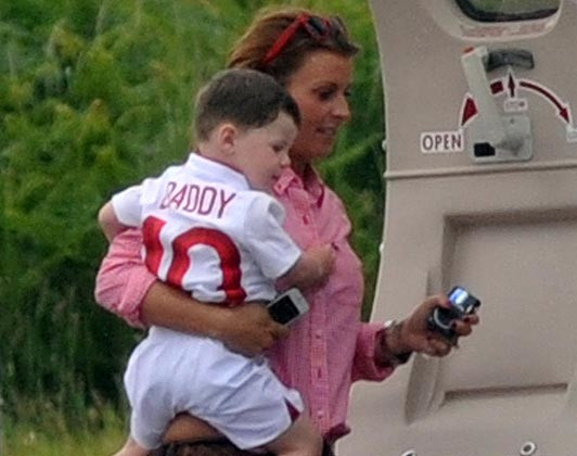 Trong khi Coleen lại bồng bế theo bé Kai Trong khi Coleen lại bồng bế theo bé Kai