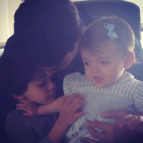 Isabella cùng bố và anh trai