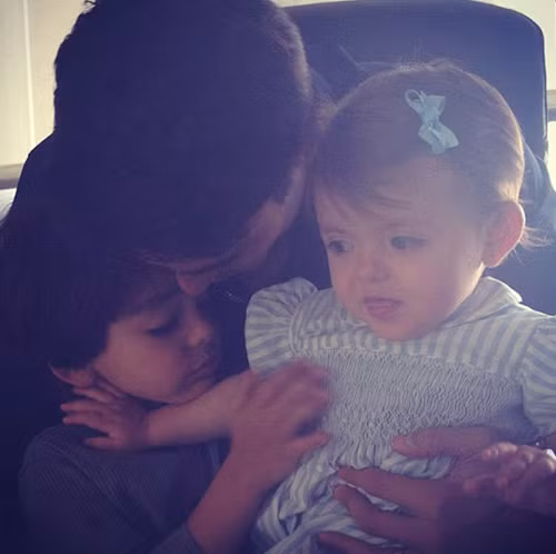 Isabella cùng bố và anh trai