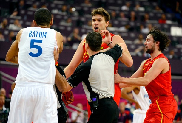 Trận đấu nóng nhưng chất lượng về chuyên môn không cao, khi hai đội dành phần lớn thời gian hiệp cuối để xô xát với nhau Trận đấu nóng nhưng chất lượng về chuyên môn không cao, khi hai đội dành phần lớn thời gian hiệp cuối để xô xát với nhau