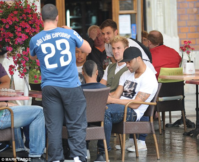 Và dễ gần khi các fan đến xin chụp cùng Và dễ gần khi các fan đến xin chụp cùng