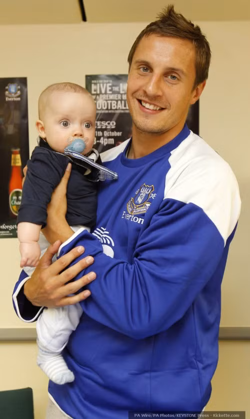 Nhóc tì của Jagielka (Everton) lạ lẫm trước ống kính