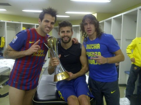 Fabregas hình như mải khoe chiếc cúp vừa giành được cùng Barca mà quên... mặc quần Fabregas hình như mải khoe chiếc cúp vừa giành được cùng Barca mà quên... mặc quần