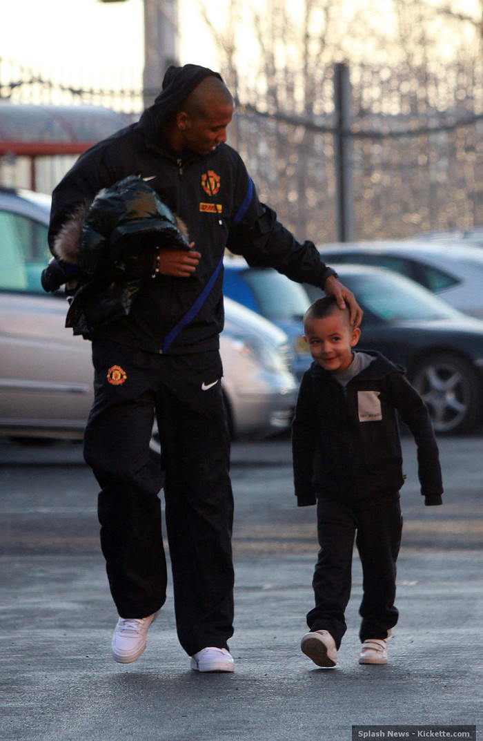 Thằng ku kháu khỉnh của Ashley Young theo cha đến sân tập Thằng ku kháu khỉnh của Ashley Young theo cha đến sân tập