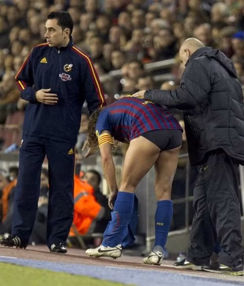 Puyol thì vô tư thay quần trước con mắt thiên hạ