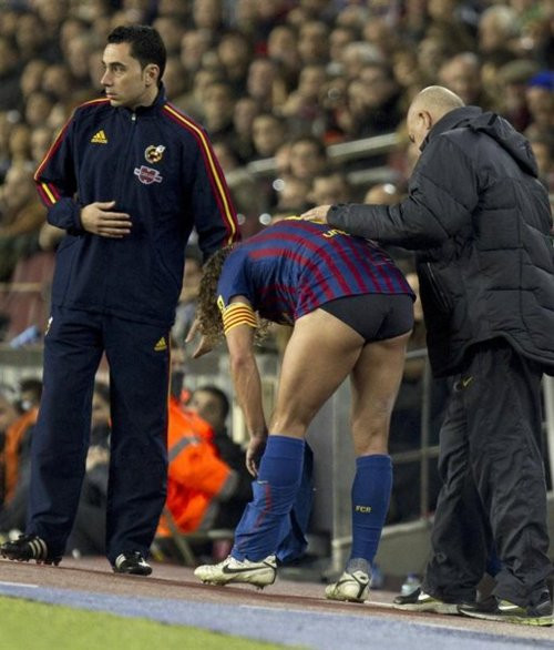 Puyol thì vô tư thay quần trước con mắt thiên hạ Puyol thì vô tư thay quần trước con mắt thiên hạ