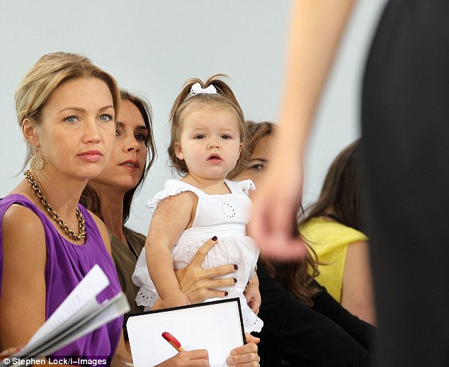 Harper Seven vừa cùng mẹ làm nhân vật chính trong show thời trang mang tên Victoria tại New York. Cô bé 1 tuổi lần đầu được xem một show thời trang đã rất tò mò. Harper Seven vừa cùng mẹ làm nhân vật chính trong show thời trang mang tên Victoria tại New York. Cô bé 1 tuổi lần đầu được xem một show thời trang đã rất tò mò.