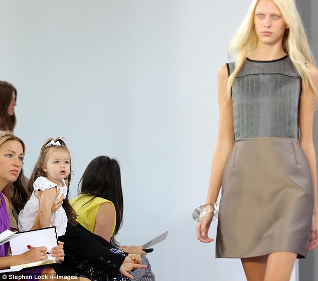 Cô bé lạ lẫm với những người mẫu Cô bé lạ lẫm với những người mẫu