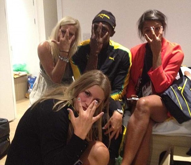 Để chia vui thành quả của mình, Usain Bolt đã cùng với các kiều nữ trong làng Olympic ăn chơi thâu đêm, trong đó có 'búp bê' Maria Sharapova