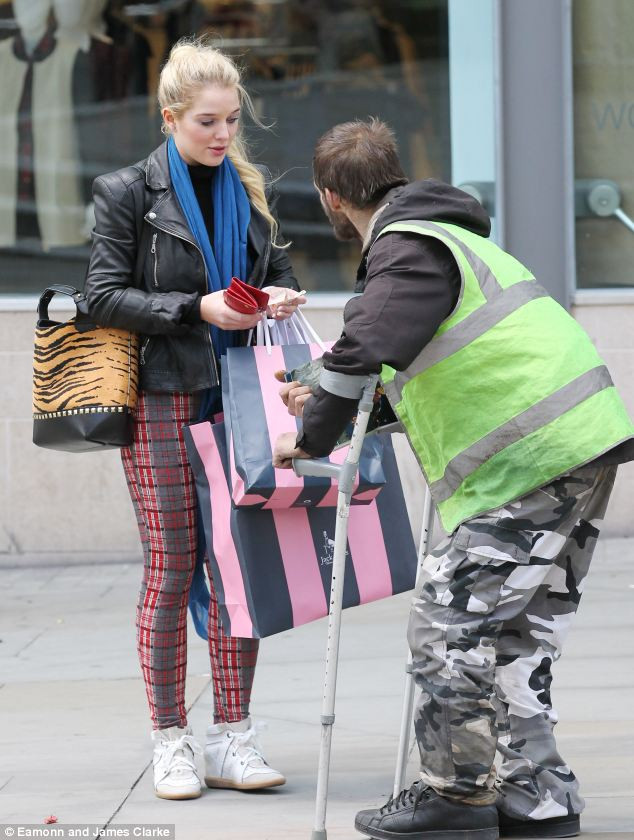 Nhưng không chút lưỡng lự, cô nàng liền giúp đỡ người đàn ông này Nhưng không chút lưỡng lự, cô nàng liền giúp đỡ người đàn ông này