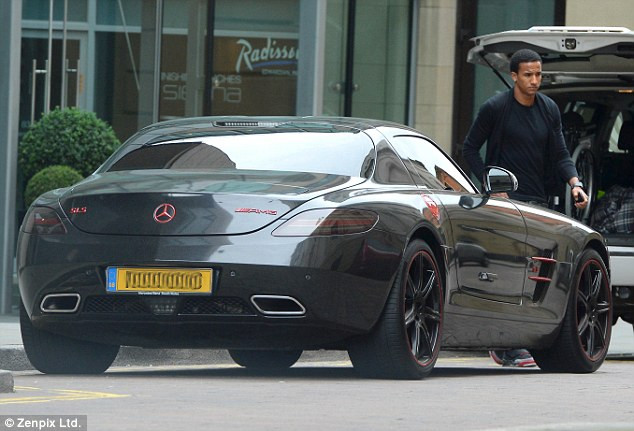 ... nhưng người ta vẫn thấy được thành ý của sao trẻ Man City cùng bạn gái ... nhưng người ta vẫn thấy được thành ý của sao trẻ Man City cùng bạn gái