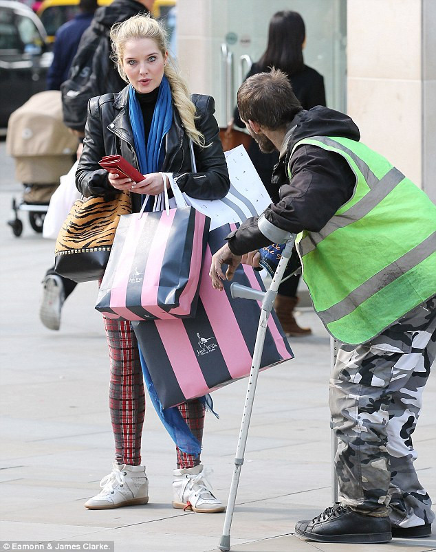 Sau khi đi ra từ khu mua sắm, bông hồng Flanagan của Sinclair liền bị một người vô gia cư đến xin tiền Sau khi đi ra từ khu mua sắm, bông hồng Flanagan của Sinclair liền bị một người vô gia cư đến xin tiền