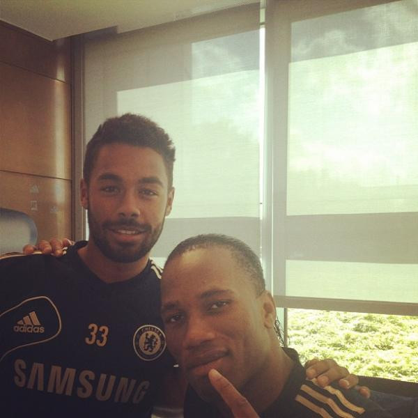 Drogba còn nhiệt tình chụp ảnh với cả các nhân viên tại Stamford Bridge