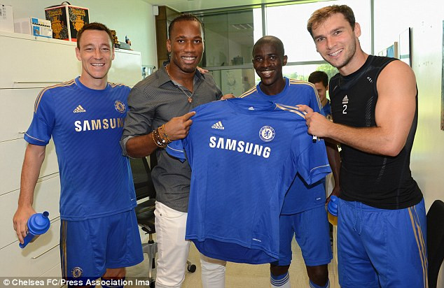 Các đồng đội cũ của Voi rừng nồng nhiệt chào đón anh