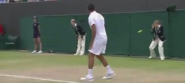 Bóng bay ngay vào mắt cô Bóng bay ngay vào mắt cô