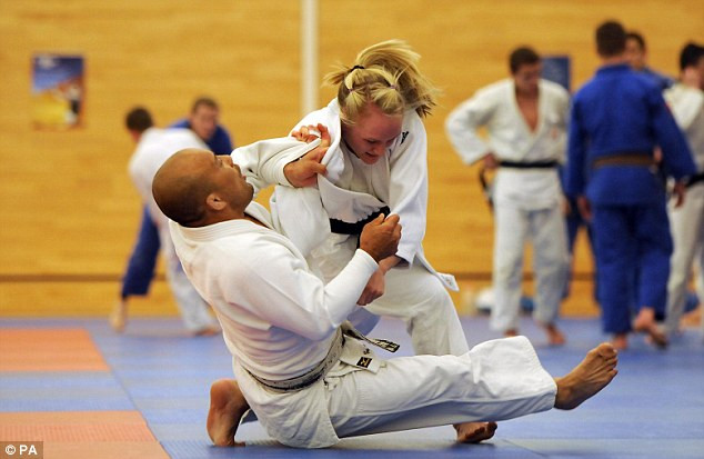 Gemma Howell (Judo): Judo có thể không phải thế mạnh của Anh nhưng nhờ sự đầu tư triệt để từ những năm qua, họ đã vươn lên trở thanh ông lớn ở châu Âu trong môn này. Và ở TVH 2012, Gemma Howell, HCĐ Olympic trẻ 2012, chính là niềm hy vọng của nước Anh. Gemma Howell (Judo): Judo có thể không phải thế mạnh của Anh nhưng nhờ sự đầu tư triệt để từ những năm qua, họ đã vươn lên trở thanh ông lớn ở châu Âu trong môn này. Và ở TVH 2012, Gemma Howell, HCĐ Olympic trẻ 2012, chính là niềm hy vọng của nước Anh.