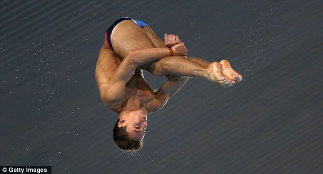 Tom Daley (Lặn 10m): 10 tuổi nhưng đã vô địch thế giới ở cuộc thi dành cho lứa… U17, lên 18 tuổi, Tom Daley đã sở hữu một bộ sưu tập đồ sộ những huy chương ở các giải lớn. Đó là tiền đề để VĐV 18 tuổi này trở thành lá cờ đầu của Anh ở môn lặn. Tom Daley (Lặn 10m): 10 tuổi nhưng đã vô địch thế giới ở cuộc thi dành cho lứa… U17, lên 18 tuổi, Tom Daley đã sở hữu một bộ sưu tập đồ sộ những huy chương ở các giải lớn. Đó là tiền đề để VĐV 18 tuổi này trở thành lá cờ đầu của Anh ở môn lặn.