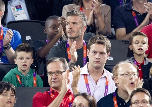 Becks vừa dẫn hai quý từ Romeo và Cruz đến cổ vũ cho các CĐV nhà tranh tài ở môn bóng chuyền