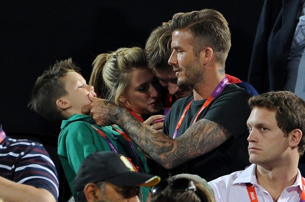 Đằng sau họ là VĐV đua xe đạp Laura Trott cùng bạn trai