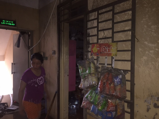 Nhà ở kết hợp để bán hàng tạp hóa chứa nhiều vật dụng dễ cháy nên ngọn lửa lan rất nhanh. Ảnh: Đức Minh. Nhà ở kết hợp để bán hàng tạp hóa chứa nhiều vật dụng dễ cháy nên ngọn lửa lan rất nhanh. Ảnh: Đức Minh.